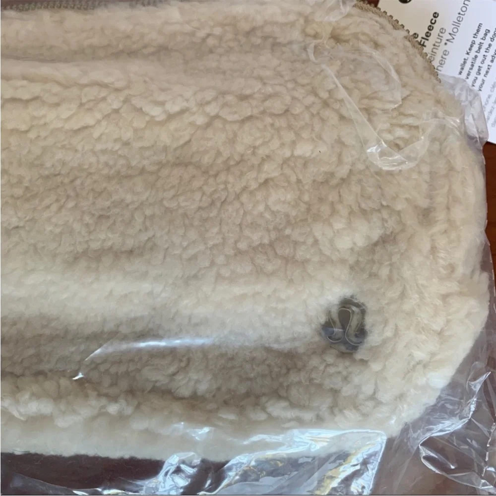 Lululemon sherpa belt bag in cream sherpa - Picture 5 of 6